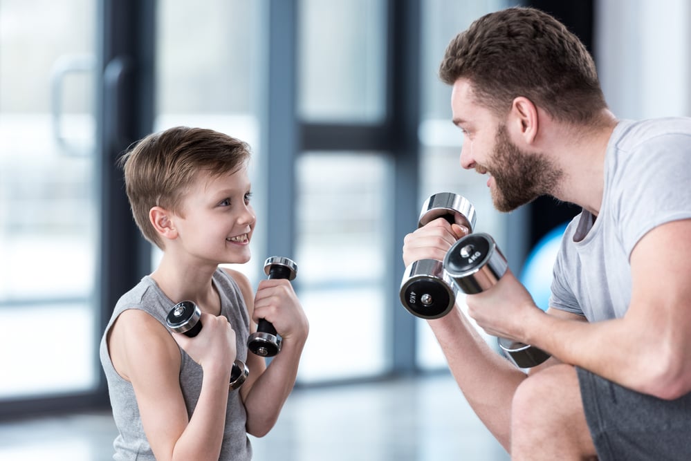 Training boy. Тренер и мальчик с гантелями. Тренер тренирует мальчика. Как мальчики тренируются. Фото тренер успокаивает подростка.